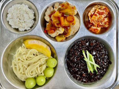 쌀밥(선택) 
해물자장면 (2.5.6.9.10.13.15.16.17.18)
사천식누룽지찹쌀꿔바로우탕수육 (1.5.6.10.11.12.13)
배추김치(중) (9)
망고&샤인머스캣 _이미지