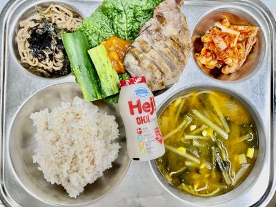 라이코펜쌀밥B (12)
열무콩나물된장국B (5.6)
상추쌈/쌈장B (5.6.13)
들기름막국수무침B (3.5.6)
통돼지고기살바베큐(중) (2.5.6.10.13.15.16)
보쌈김치B (9)
덴마크하이요구르트 (2)_이미지