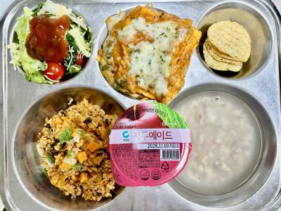 김치볶음밥 (1.2.5.6.9.10.13.15.16.18)
누룽지숭늉(선택) 
나쵸샐러드&살사소스 (1.2.5.6.12.13)
이탈리아~라자냐 (1.2.5.6.10.12.13.15.16)
자두에이드 _이미지